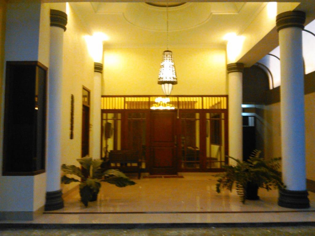 Griya Putri Dewi Guesthouse Yogyakarta Dış mekan fotoğraf