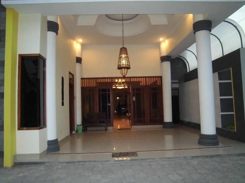 Griya Putri Dewi Guesthouse Yogyakarta Dış mekan fotoğraf