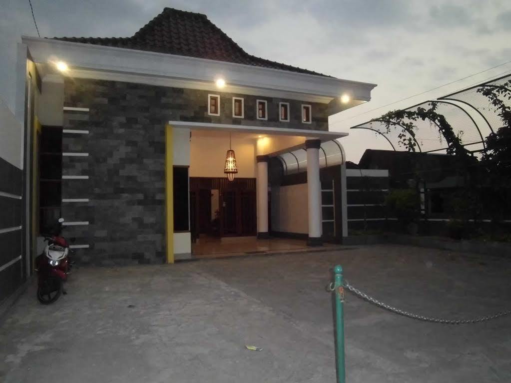 Griya Putri Dewi Guesthouse Yogyakarta Dış mekan fotoğraf