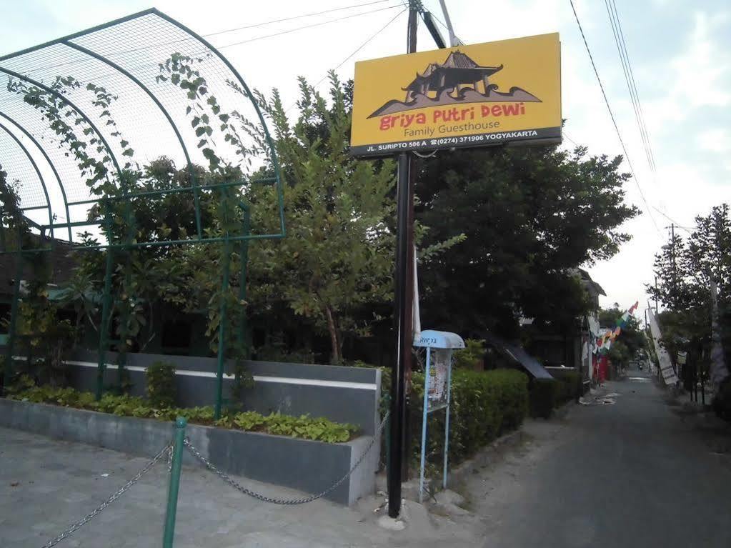 Griya Putri Dewi Guesthouse Yogyakarta Dış mekan fotoğraf