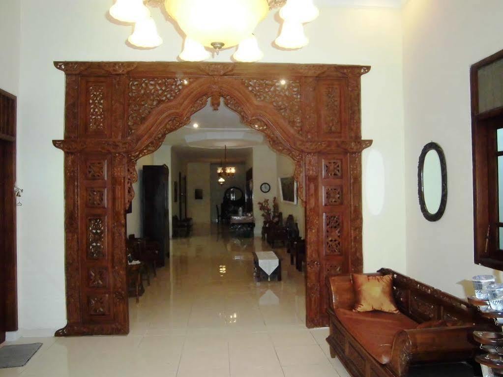 Griya Putri Dewi Guesthouse Yogyakarta Dış mekan fotoğraf